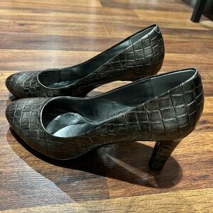 9 Anne Klein Silver gray Crocodile Heels